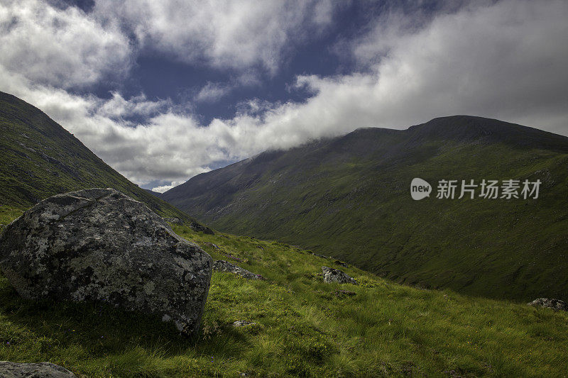 苏格兰威廉堡(Fort William)附近尼维斯山脉(Nevis Range)奥纳赫莫尔(Aonach Mor)山顶附近的大卵石。